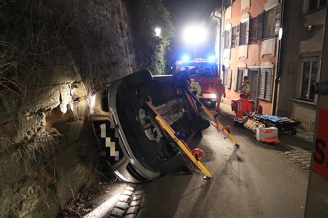 Auto landet nach Unfall in Bamberg auf der Seite