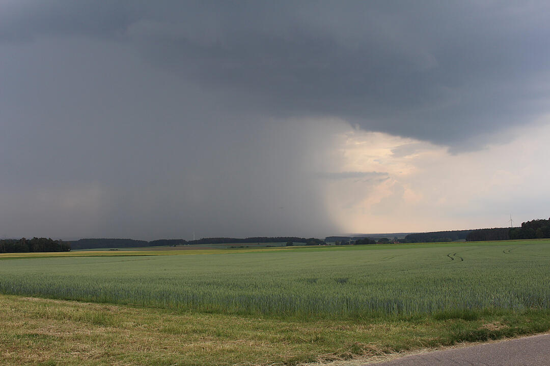 Mehrere zentimeterdicke Hagelkörner gehen in Franken nieder