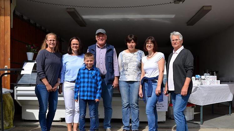 Das Team vom Buttenheim Gartenbauverein sorgten im Hof der Familie Schlund für die Verpflegung der Besucher.
