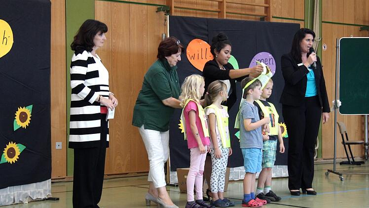 Jeder Erstklässler bekam ein Sicherheitstrapez.   Foto: Richard Sänger