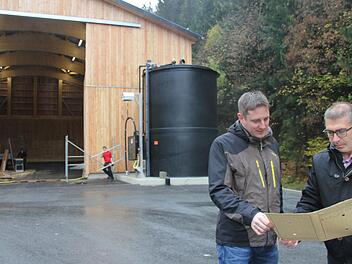 Mit der in Förtschendorf neuen Salzlagerhalle und der damit verbundenen, gesteigerten Lagerkapazität wird der Winterdienst gestärkt. Davon sind Thomas Neundörfer (links) vom Staatlichen Bauamt und sein Mitarbeiter Michael Henkel überzeugt.  Foto: Veronika Schadeck