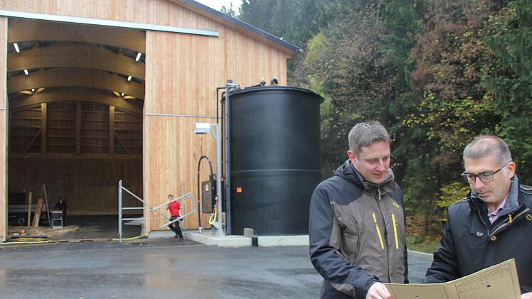 Mit der in Förtschendorf neuen Salzlagerhalle und der damit verbundenen, gesteigerten Lagerkapazität wird der Winterdienst gestärkt. Davon sind Thomas Neundörfer (links) vom Staatlichen Bauamt und sein Mitarbeiter Michael Henkel überzeugt.  Foto: Veronika Schadeck