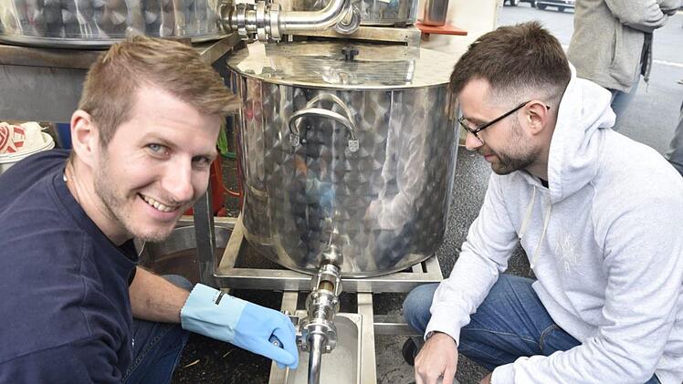 Der Zeller Stammtischbräu mit Ex-Bierprinz Sebastian Gocker (links)  zeigte mit seiner mobilen, selbst gefertigten Brauanlage, wie ein gutes Bier entsteht.