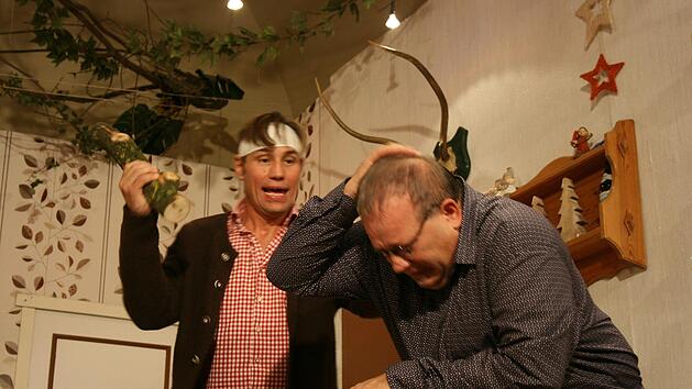 Nachbar Theo M&uuml;ller (links, Foto Mitte) droht mit Schl&auml;gen, wenn er nicht erf&auml;hrt, wer seine Wei&szlig;tanne in der Nacht abges&auml;gt hat.