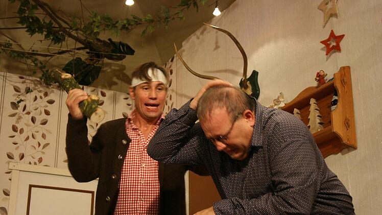 Nachbar Theo Müller (links, Foto Mitte) droht mit Schlägen, wenn er nicht erfährt, wer seine Weißtanne in der Nacht abgesägt hat.