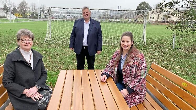 Bei der offiziellen Übergabe (von links): die stellvertretende TSV-Vorsitzende Carmen Back, Bürgermeister und Ile-Vorsitzender Gerhard Schneider und Ile-Managerin Annabelle Ohla  Foto: Werner Reißaus