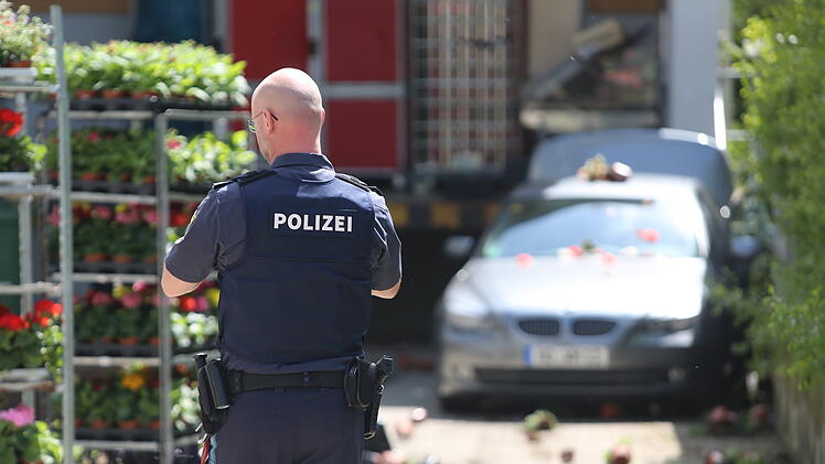 Selbitz: Frau rast mit Auto in Rewe-Blumenregal - Angestellte und Kundin kommen in Klinik
