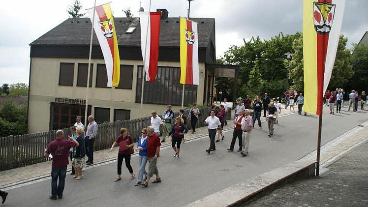 Die Bewertungskommission mit den Dorfbewohnern beim Gang durch Fatschenbrunn (hier am Gemeinschaftshaus).