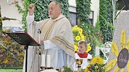 Pater Rudolf Theiler zelebrierte den Gottesdienst bei dem die Sonnenblume im Mittelpunkt stand und nahm die Kräuterweihe vor. Foto: Helmut Will