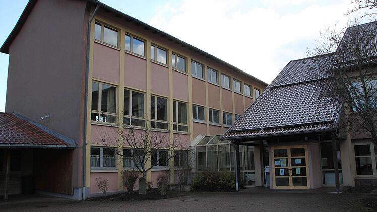 Zur Zeit lernen sie in der Grund- und Mittelschule auf dem Truppenübungsplatz.