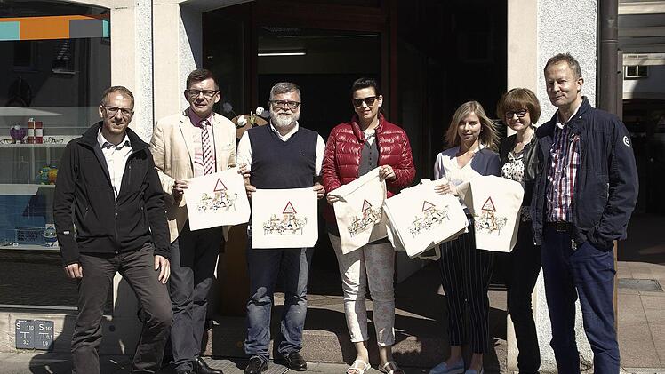 "Der Viehmarkt wird tierisch gut", verspricht die Werbung auf den Stoffbeuteln, die ( v. l.) Matthias Endres, Bürgermeister Armin Warmuth sowie (v. r.) Sebastian Hose, Cordula Kuhlmann und Dorothee Schmitt an Achim Pötschke und Susanne Steinmetz-Schulz (Mitte) übergaben. Foto: Ehling