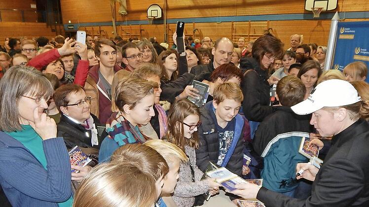 Joey Kelly nahm sich nach seinem Vortrag in Höchstadt Zeit für Autogramme und Fotos. Auch die jüngsten Besucher rissen sich um ein kurzes Gespräch mit dem Star. Foto: Eigenfeld