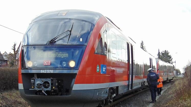 Der Zug nach dem Unfall in Forth im Kreis ErlangenFoto: Petra Malbrich