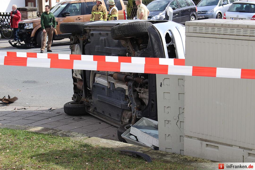 Beim Abbiegen kollidiert: Auto landet auf der Seite