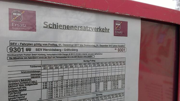 Hinweistafel auf den Schienenersatzverkehr nach Gr&auml;fenberg. Foto: Martin Rehm