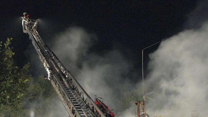 Rund 120 Feuerwehrleute aus dem Landkreis bekämpften am Abend einen Scheunenbrand in Hegnabrunn.  Foto: P. Müller