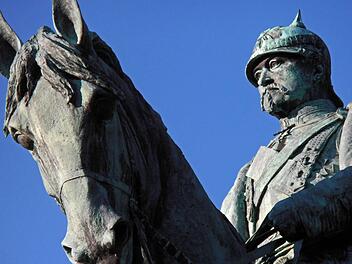Vom Hofgarten blickt er stolz auf seine Stadt: Ernst II, auf seinem Pferd. Jochen Berger