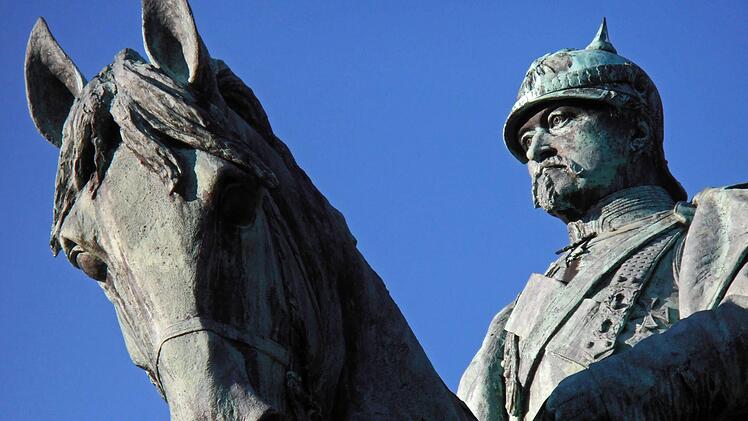 Vom Hofgarten blickt er stolz auf seine Stadt: Ernst II, auf seinem Pferd. Jochen Berger