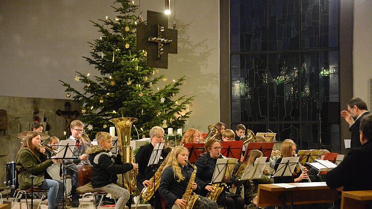 Das Jugendorchester Unter-/Obererthal, Diebach unter der Leitung von Helmut Schäfer hat mit einigen Stücken zum Konzert in der Diebacher Kirche beigetragen. Foto: Elisabeth Assmann