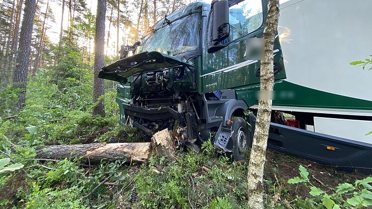Bergung in Waldstück bei Roth: Lkw prallt gegen mehrere Bäume - Fahrer verletzt