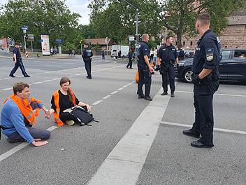 Nürnberg: Klimaaktivisten kleben sich auf Straße fest - erneut eine Hauptverkehrsader betroffen Nürnberg: Klimaaktivisten kleben sich auf Straße fest - erneut eine Hauptverkehrsader betroffen