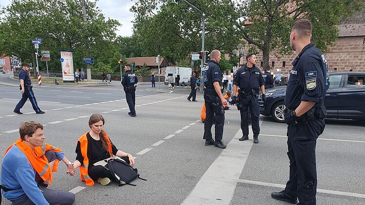 Nürnberg: Klimaaktivisten kleben sich auf Straße fest - erneut eine Hauptverkehrsader betroffen