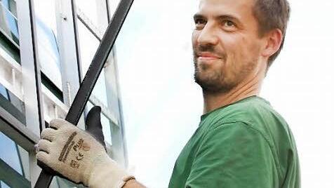 Ein sicheres Händchen muss Florian Gutjahr nicht nur beim Einstellen der Fenster beweisen. Foto: Gerd Ludwig