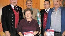 Zur Auszeichnung kamen nur zwei Mitglieder: Anni Fibich und Karl-Heinz Hubert (vorne). Foto: Heidi Amon