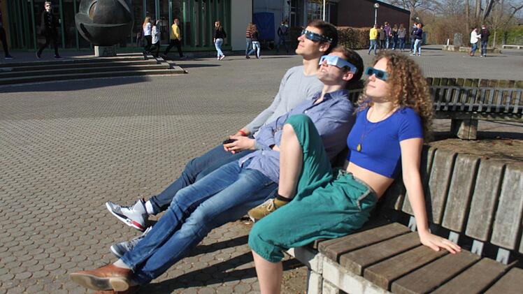 Mika Zimmermann, Marc Bieber und Lea Zdarsky (v.l.) genießen im EGF-Pausenhof die Sonne, die "Finsternis" und das Leben. Foto: Michael Memmel
