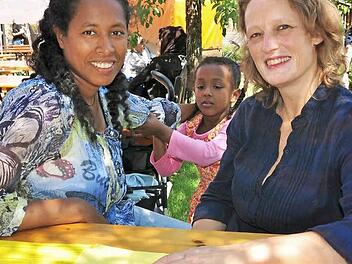 Tatjana Gorzny aus Eschenau (rechts) möchte einen "Chor der Nationen" gründen und stellte ihr Projekt beim Sommerfest von Ausländern und Deutschen des Caritasverbandes für den Landkreis Haßberge in Haßfurt vor. Yeshi Getie (links) aus Äthiopien hörte dabei aufmerksam zu.  Foto: Ulrike Langer