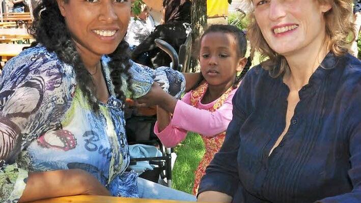 Tatjana Gorzny aus Eschenau (rechts) möchte einen "Chor der Nationen" gründen und stellte ihr Projekt beim Sommerfest von Ausländern und Deutschen des Caritasverbandes für den Landkreis Haßberge in Haßfurt vor. Yeshi Getie (links) aus Äthiopien hörte dabei aufmerksam zu.  Foto: Ulrike Langer