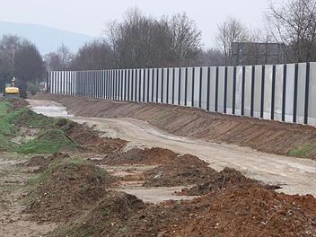 Zwischen dem Staffelsteiner Friedhof und der A 73 ist die Lärmschutzwand bereits fertiggestellt. Die Baustraße wird in den nächsten Tagen wieder abgetragen. Foto: Matthias Einwag