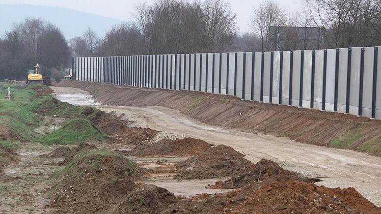 Zwischen dem Staffelsteiner Friedhof und der A 73 ist die Lärmschutzwand bereits fertiggestellt. Die Baustraße wird in den nächsten Tagen wieder abgetragen. Foto: Matthias Einwag