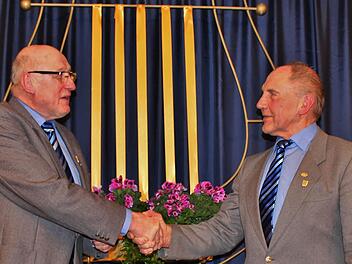 Vorsitzender Georg Riedmann gratuliert Wolfgang Schneider (rechts) zur Goldenen Ehrennadel des Deutschen Chorverbandes.  Foto: Werner Vogel