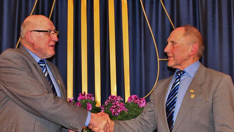 Vorsitzender Georg Riedmann gratuliert Wolfgang Schneider (rechts) zur Goldenen Ehrennadel des Deutschen Chorverbandes.  Foto: Werner Vogel