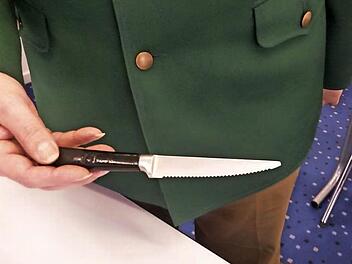 Mit diesem Küchenmesser soll der Angeklagte versucht haben, einen Mitbewohner zu töten. Foto: jb