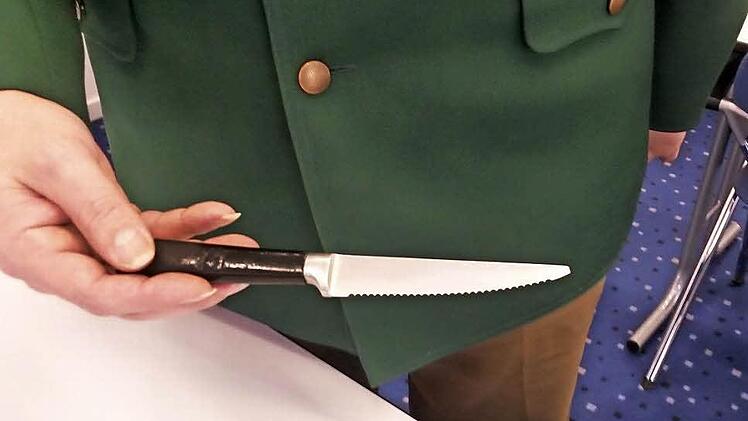 Mit diesem Küchenmesser soll der Angeklagte versucht haben, einen Mitbewohner zu töten. Foto: jb