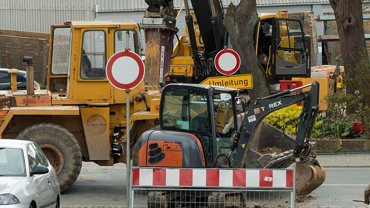 Den größten Punkt des Stettfelder Haushalts nimmt die Sanierung des Kanals, hier die Baustelle am Toracker, in Anspruch.  Foto: Christian Ziegler