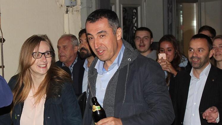 Am Freitag war Lisa Badum noch mit dem Grünen Spitzenkandidaten Cem Özdemir in der Sandstraße unterwegs. Foto: Kevin Cegla