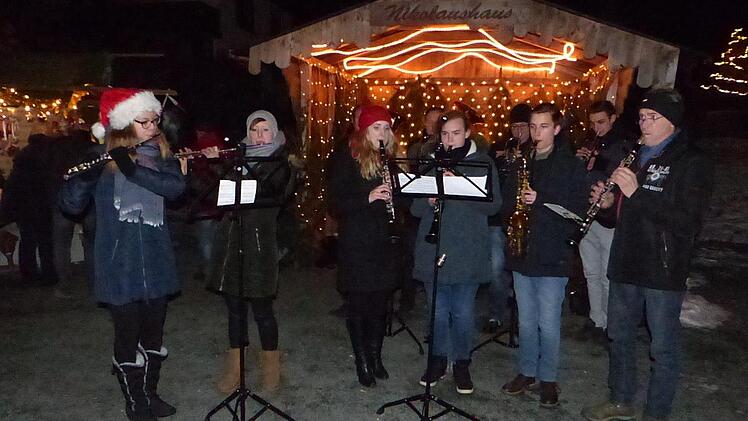 Der Musikverein Marktleugast  spielte  advent- und weihnachtliche Klänge.