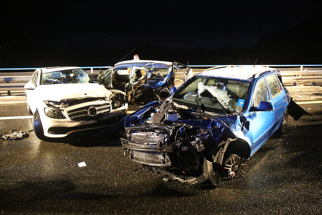 Tödlicher Unfall auf A9: Autos krachen  in Unfallstelle – Mann von Brücke geschleudert