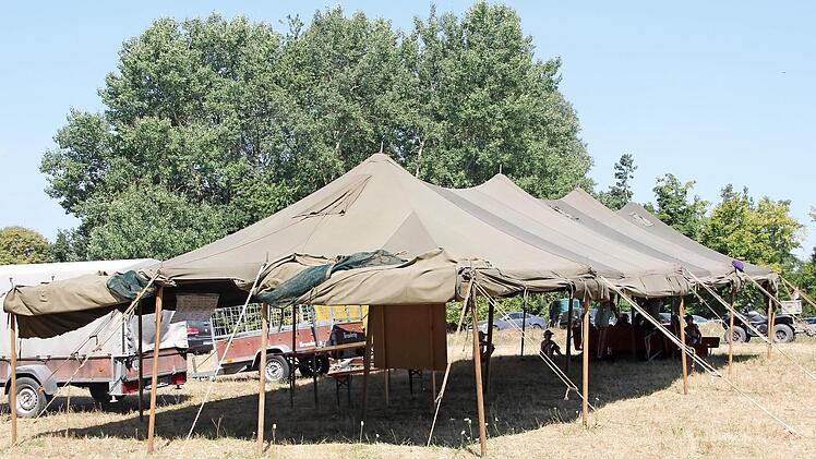 Eines der Sammelzelte auf dem Zeltplatz am Waldrand in der Nähe von Unterschleichach. Hier hat die Pfarrjugend Kirchlauter ihr jährliches Kinder- und Jugendcamp aufgeschlagen. Bei den aktuellen Temperaturen gilt: schattige Plätze suchen.  Fotos: Andreas Lösch