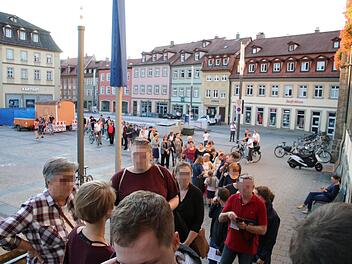 Lange Warteschlange vor dem Rathaus Sebastian Schanz