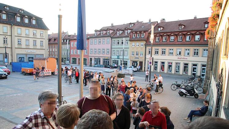 Lange Warteschlange vor dem Rathaus Sebastian Schanz