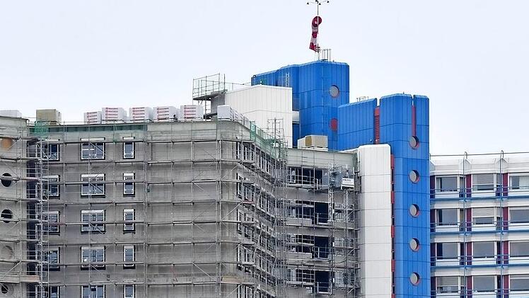 Der vierte Bettenturm des Bamberger Klinikums wächst in die Höhe: Doch die Inbetriebnahme verzögert sich.