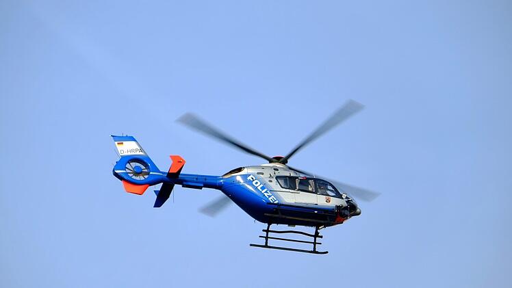 Auch ein Polizeihubschrauber war im Einsatz: Die Polizei hat am Donnerstag ein Waldgebiet in Neustadt bei Coburg abgesucht. Symbolbild: music4life/pixabay.com