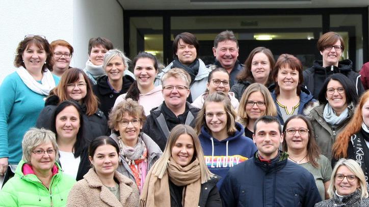 29 Erzieherinnen und ein Erzieher nutzten das Seminarangebot der Verkehrswachten Hammelburg und Bad Brückenau, das sich mit dem Thema Verkehrssicherheit für Kindergartenkinder beschäftigte. Das Bild zeigt sie alle zusammen mit Referenten und Organisatoren (siehe auch nächstes Bild). Eduard Lopatin