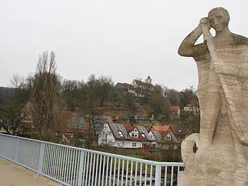 Blick von der Brücke auf die Klosterkirche Aura.  Fotos: Hilmar Ruppert