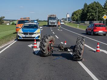 Unfall in Burgebrach: Traktor verliert Achse bei Kollision
