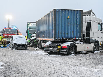 Mindestens drei Menschen sterben auf glatter Autobahn